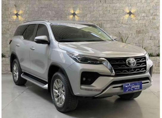 Toyota HILUX SW4 2.8 DIESEL SRX 4X4 AUTOMÁTICO 2023/2023